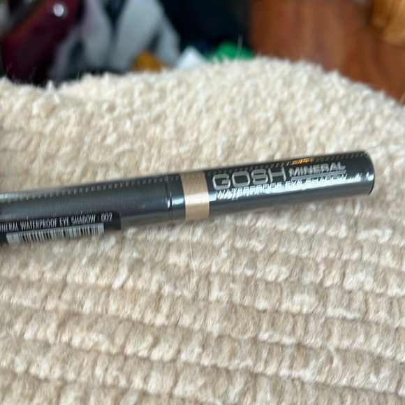 🆕 Gosh Mineral Waterproof Eyeshadow Stick 2.5g.  Shade 002 Golden Brown. Sealed - Picture 1 of 2
